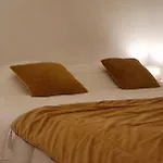 Et A 2 Pas De La Cite *