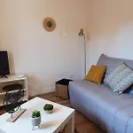 Et A 2 Pas De La Cite