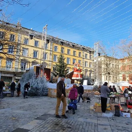 Et A 2 Pas De La Cite