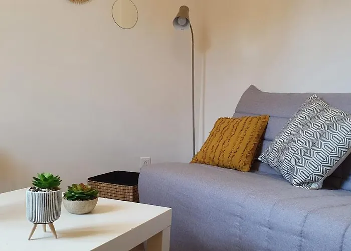 Et A 2 Pas De La Cite *