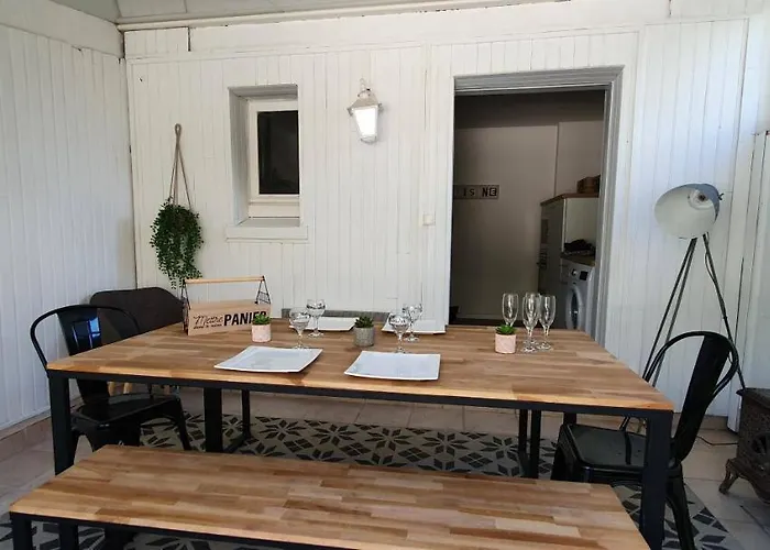 Et A 2 Pas De La Cite 아파트