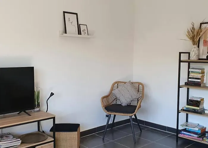 Et A 2 Pas De La Cite *