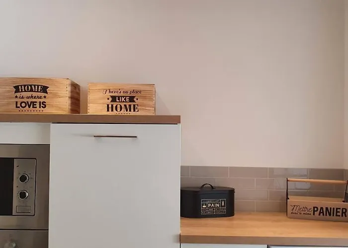 Et A 2 Pas De La Cite *