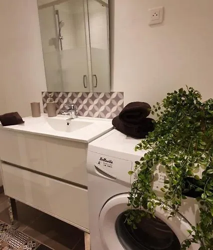 Et A 2 Pas De La Cite