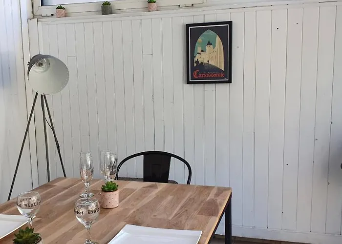 Et A 2 Pas De La Cite *