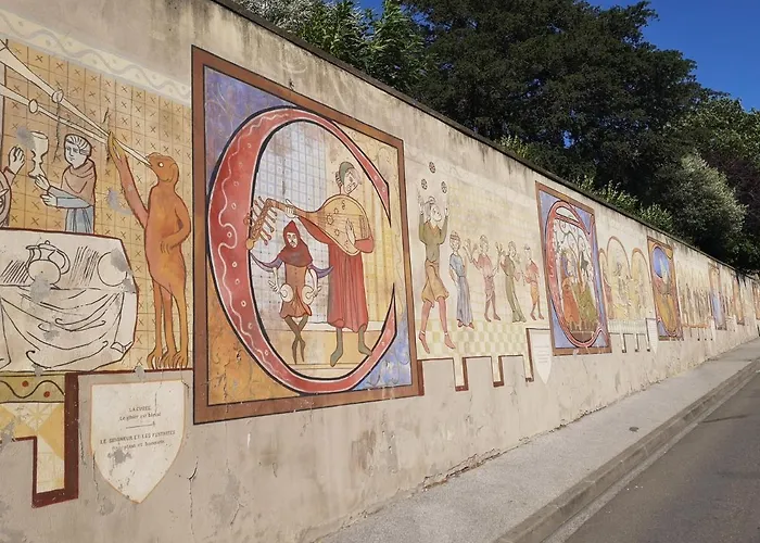 Et A 2 Pas De La Cite