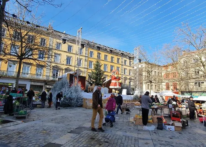 Et A 2 Pas De La Cite
